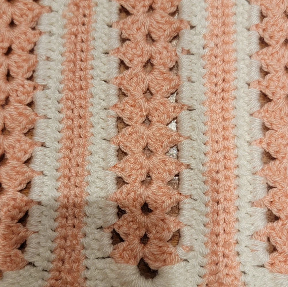 Hand Crochet Vintage Baby Blanket Throw,Salmon & White Color Scalloped Edge - Picture 5 of 13
